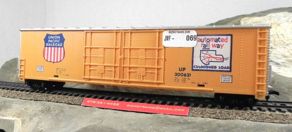 HO Scale Car Union Pacific BOX CAR Automated Railway Cushion Load UP 300631-image