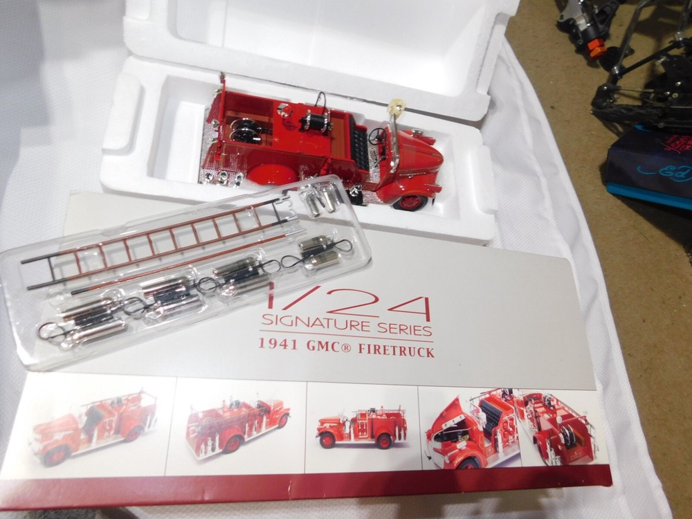 Road Signature SERIES 1/24 Scale Model Fire Truck 0068 1941 GMC Fire Truck LDC