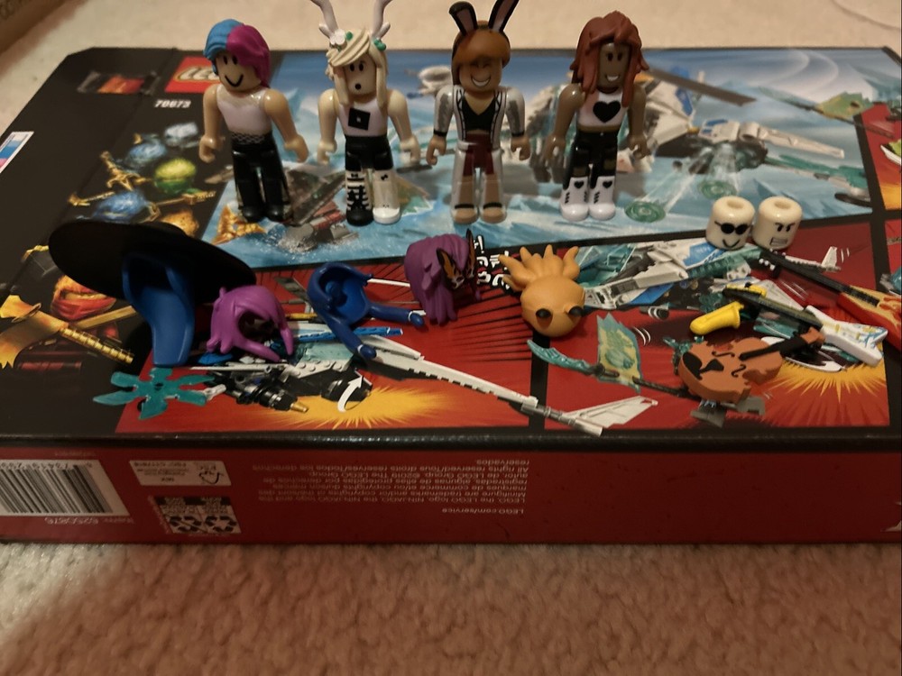 Roblox Girl Band Figures 4 Pack + Accessories (NO CODES; read description!)
