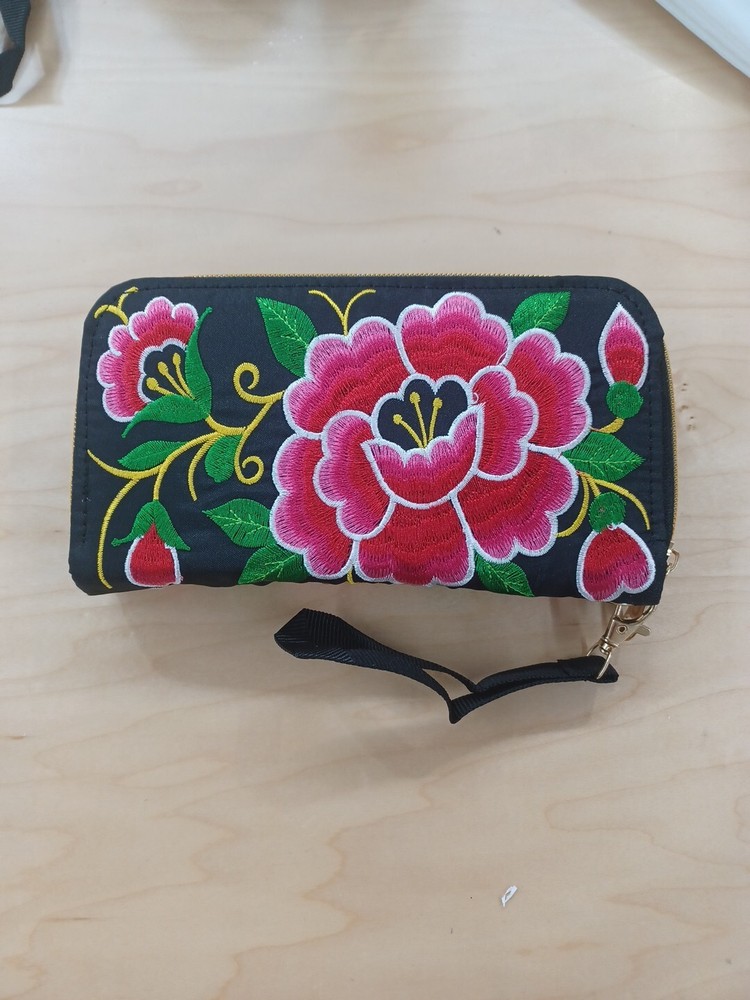 Embroidered Handbag with Elegant Floral Design  