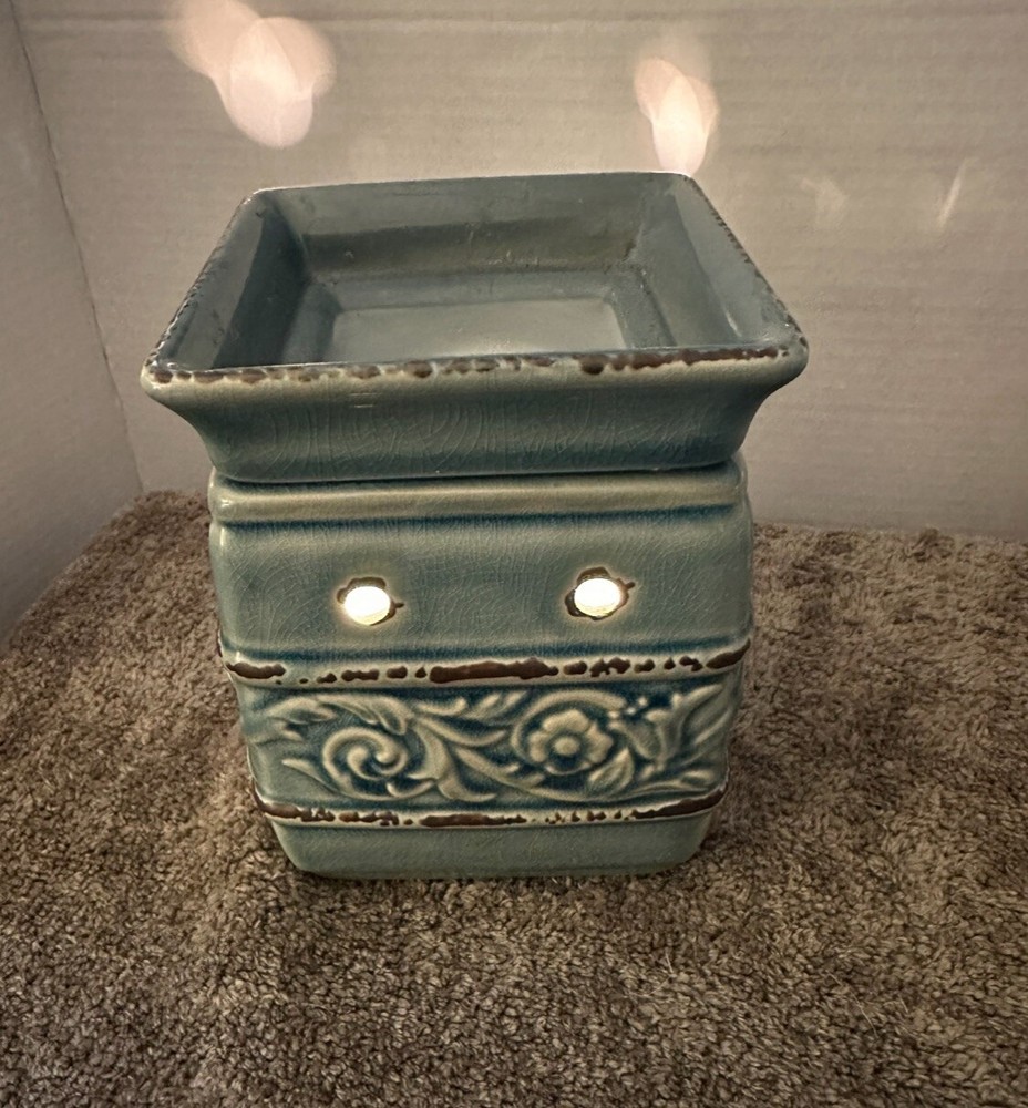 Scentsy Armerina America Teal Floral Wax Warmer with Bulb