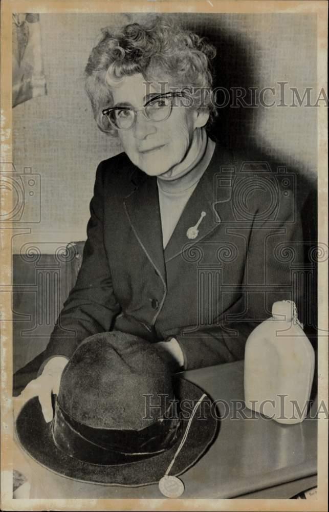 1979 Press Photo Marion Drown Showcases Military Gear sra18919