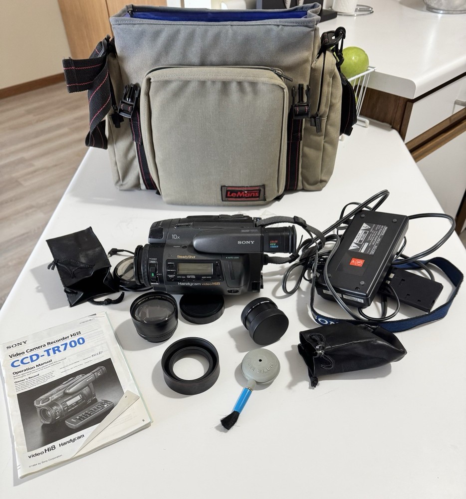 Sony Hi8 CCD-TR700 Camcorder, Accessories, Bag in Great Shape, Read Description