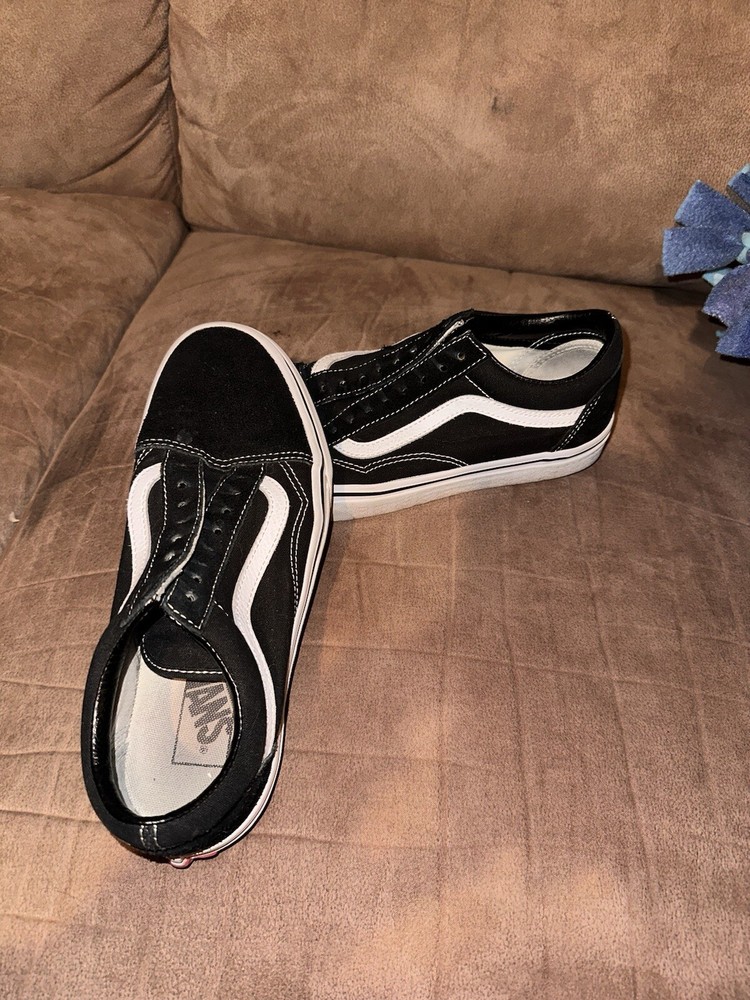 Unisex VANS OLD SKOOL Skate Shoes in Classic Black and White
