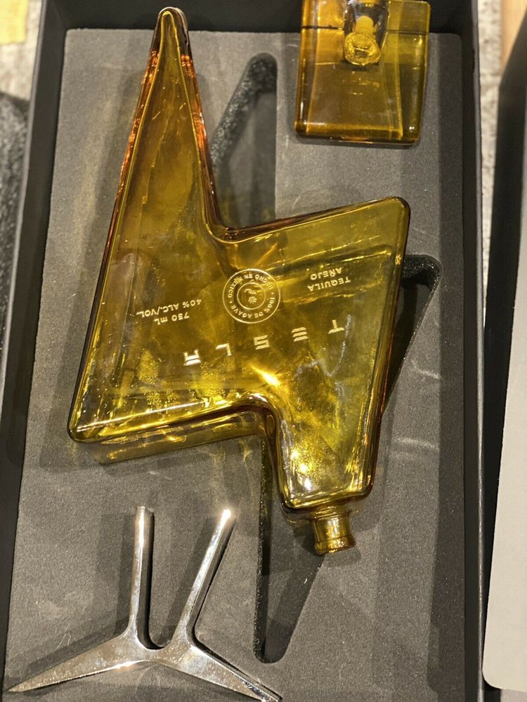 ️EMPTY TESLA TEQUILA BOTTLE + STAND + BOX LIMITED IN HAND FAST SHIP Elon Musk IT