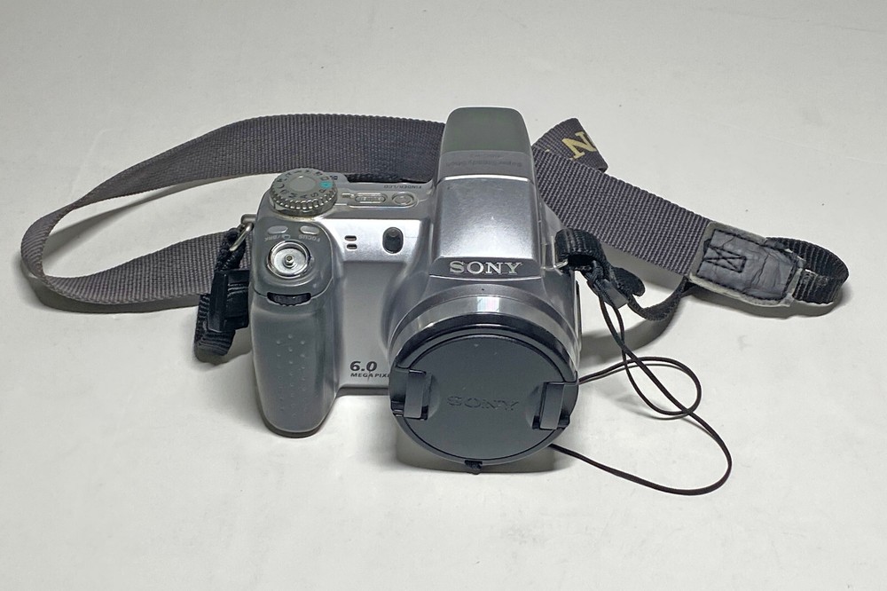 Sony Cyber-shot DSC-H2 6MP Digital Camera with Super Steady Shot