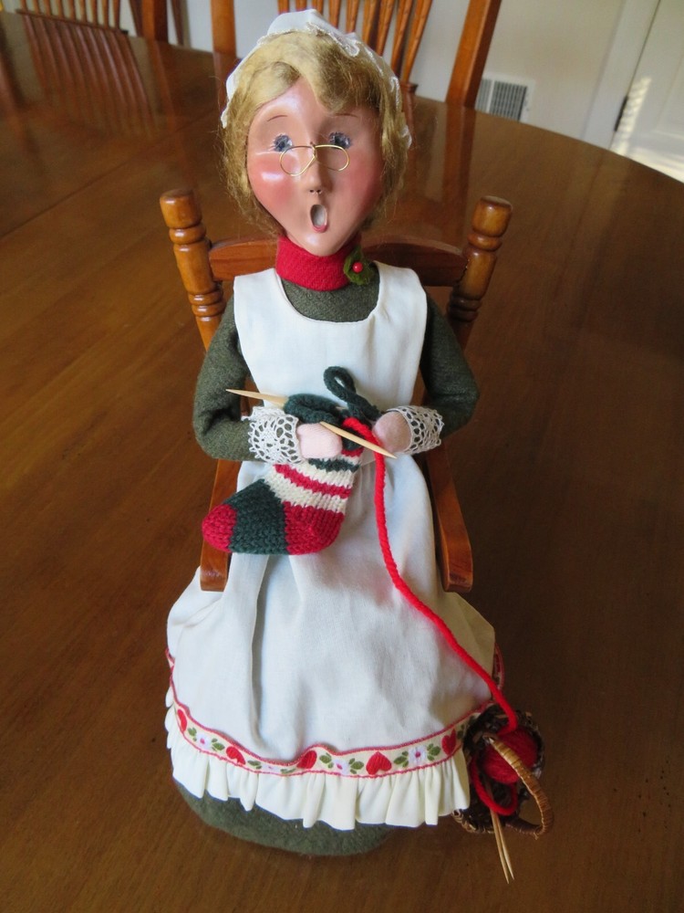 Byers Choice Carolers 2005 Woman in Rocking Chair Knitting Winterthur Excl.