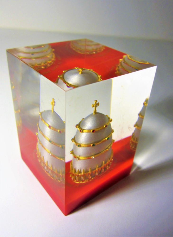 Vtg 1965 Lucite Acrylic Paperweight Papal Tiara Pope Paul 6 Blackington made USA-image