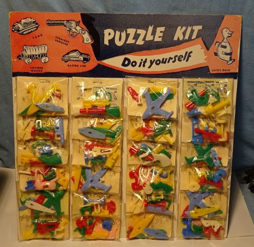 * Vintage - KEYCHAIN PLASTIC PUZZLES (24) - FULL Cardboard STORE DISPLAY - W@W!!