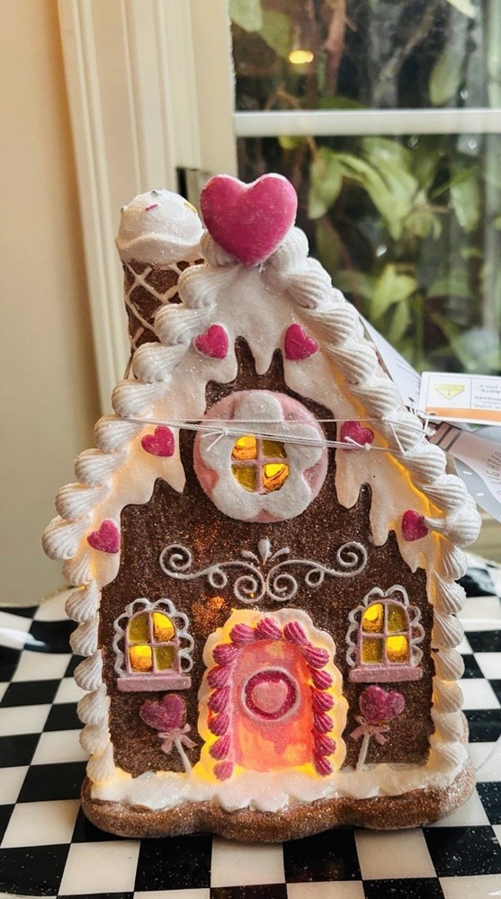 ❤️NWT Light Up Valentine Themed Gingerbread House