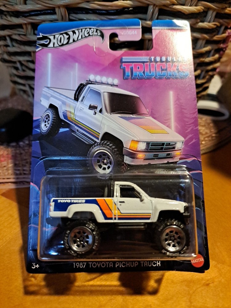 2024 HOT WHEELS TUBULAR TRUCKS 1987 TOYOTA PICKUP TRUCK 4/5
