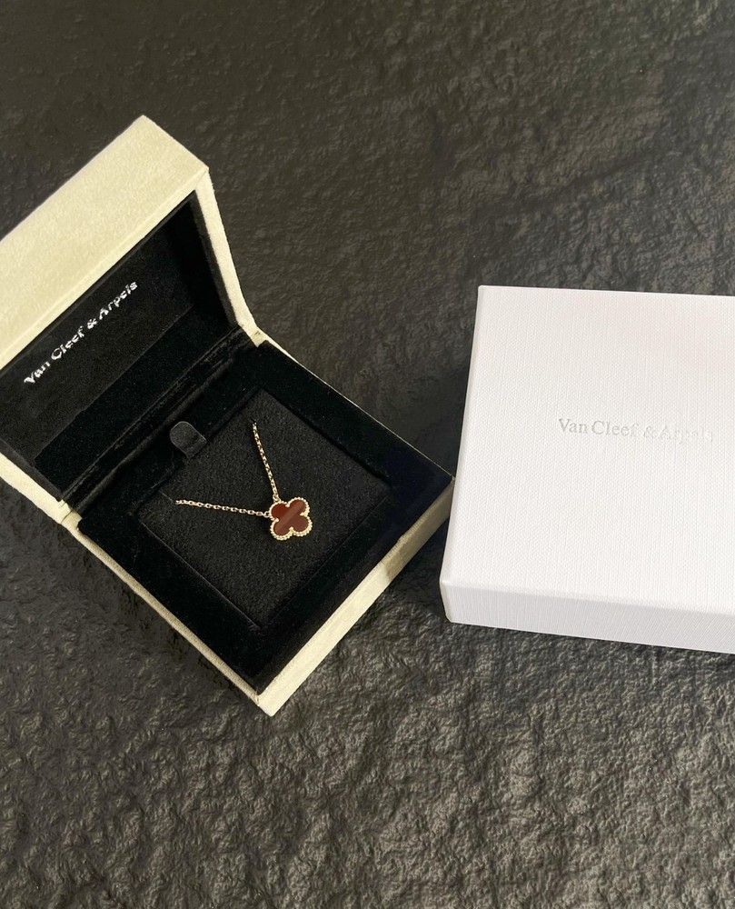 Van Cleef & Arpels Vintage Alhambra Carnelian Clover Gold Necklace 1 Motif