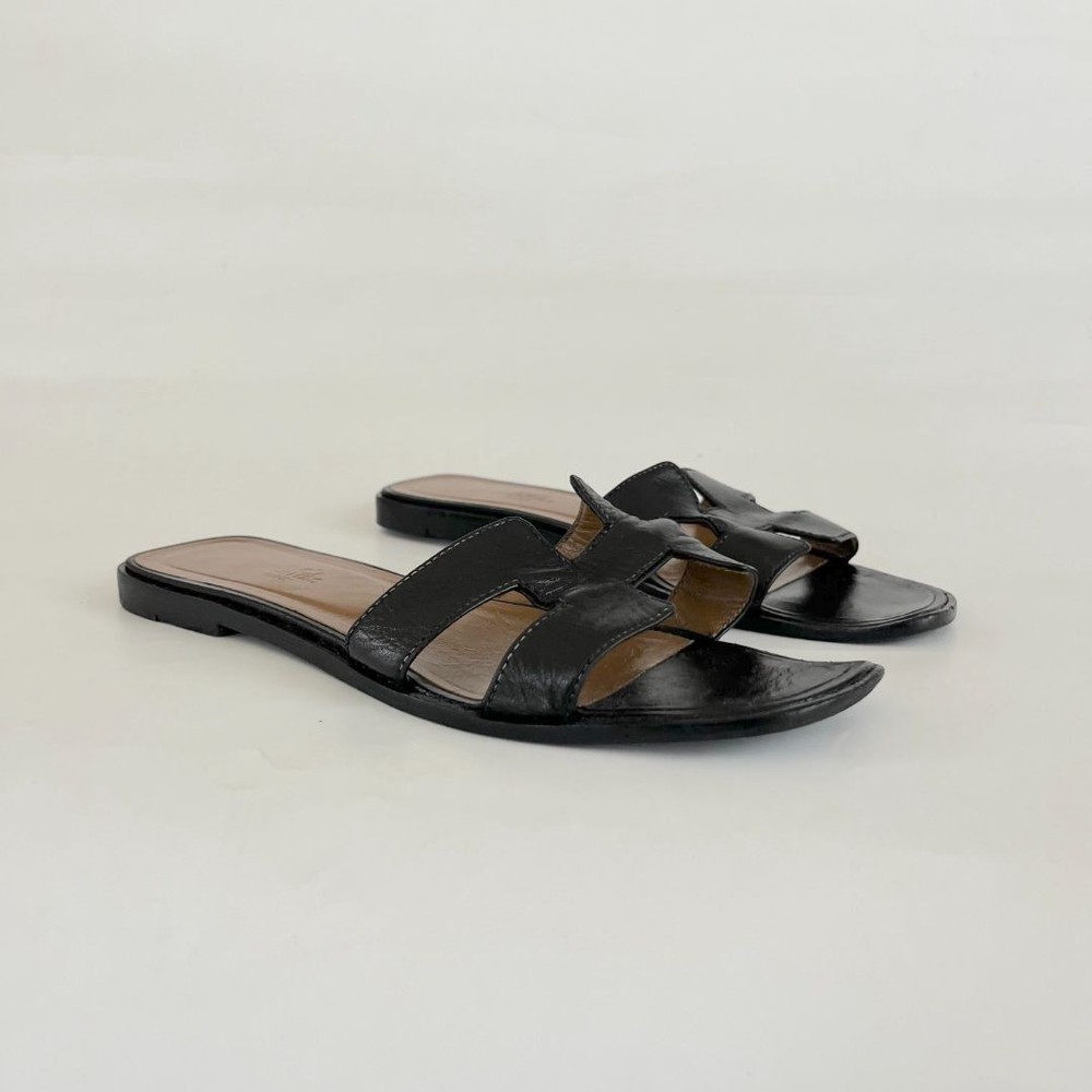 Hermès black leather Oran sandals size 38.5 classic style