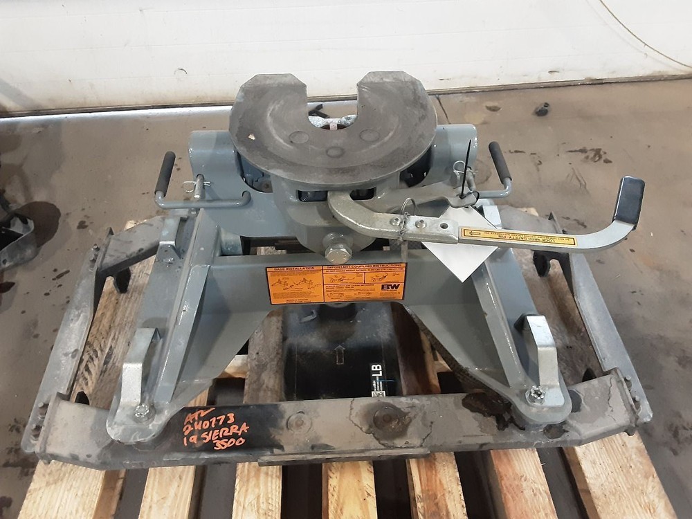 B&W Towing RVB3700 5th Wheel Hitch for OEM Puck Mount System  