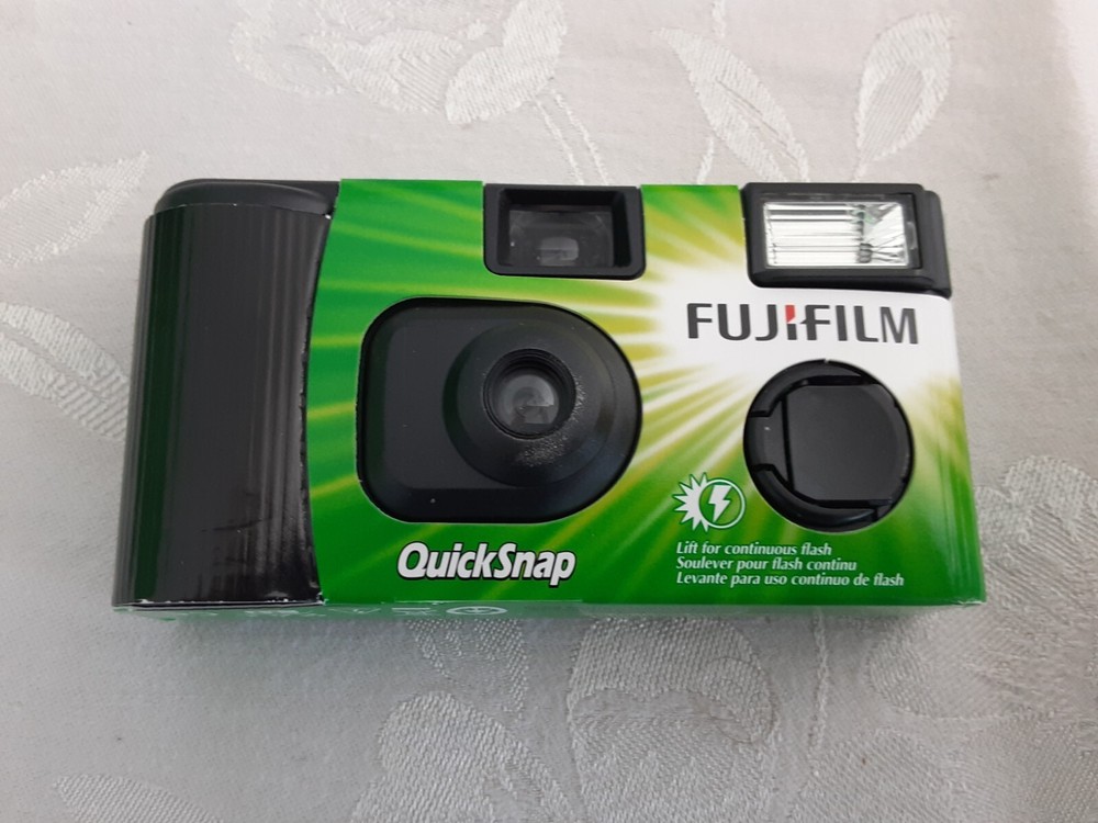 Fujifilm QuickSnap Flash 400 Disposable Camera with Built-in Flash