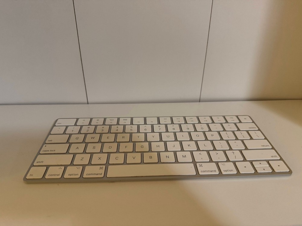 Apple A1314 Wireless Keyboard MC184LL/B - Compact & Reliable