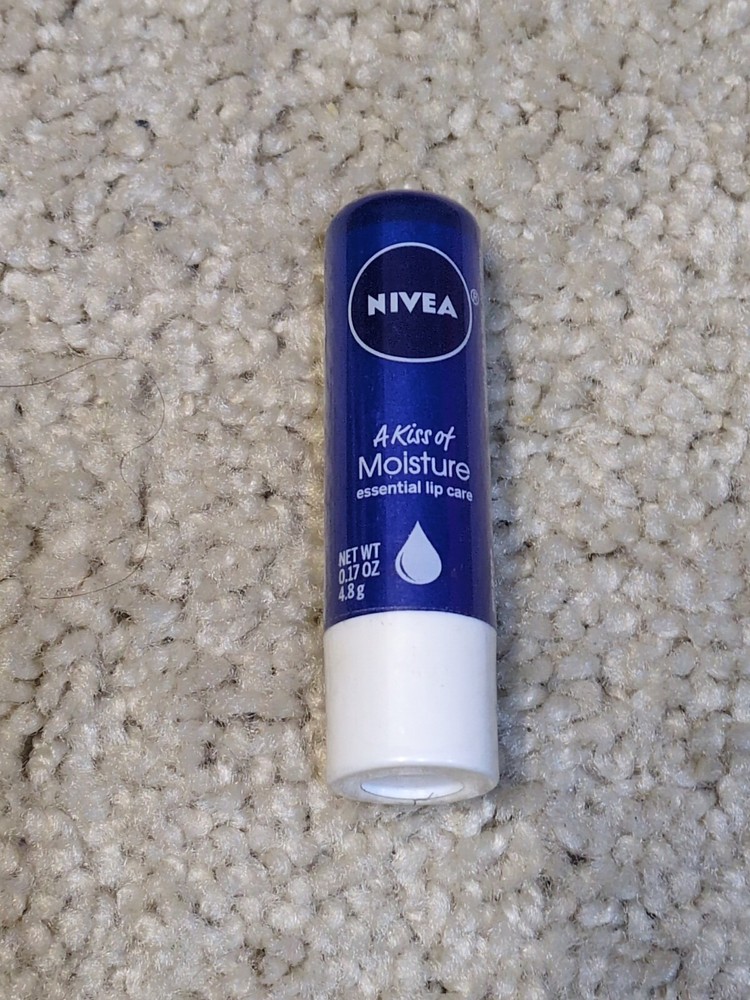 Nivea A Kiss Of Moisture Shea Lip Care 0.17 oz Germany Rare Find