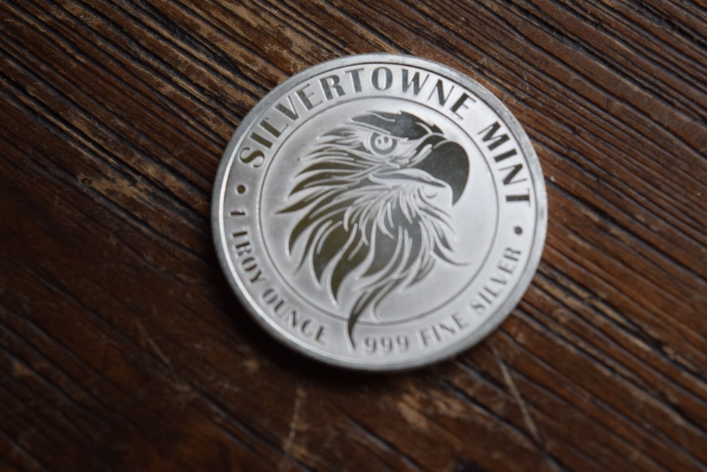(1) SilverTowne Mint 1 Troy Ounce 999 Fine Silver Round