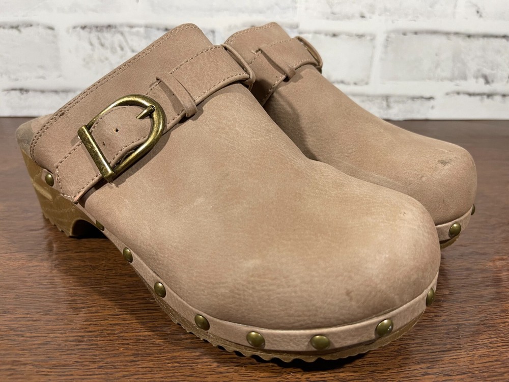 White Mountain Womens Size 7.5M Beige Studded Slip On Clogs