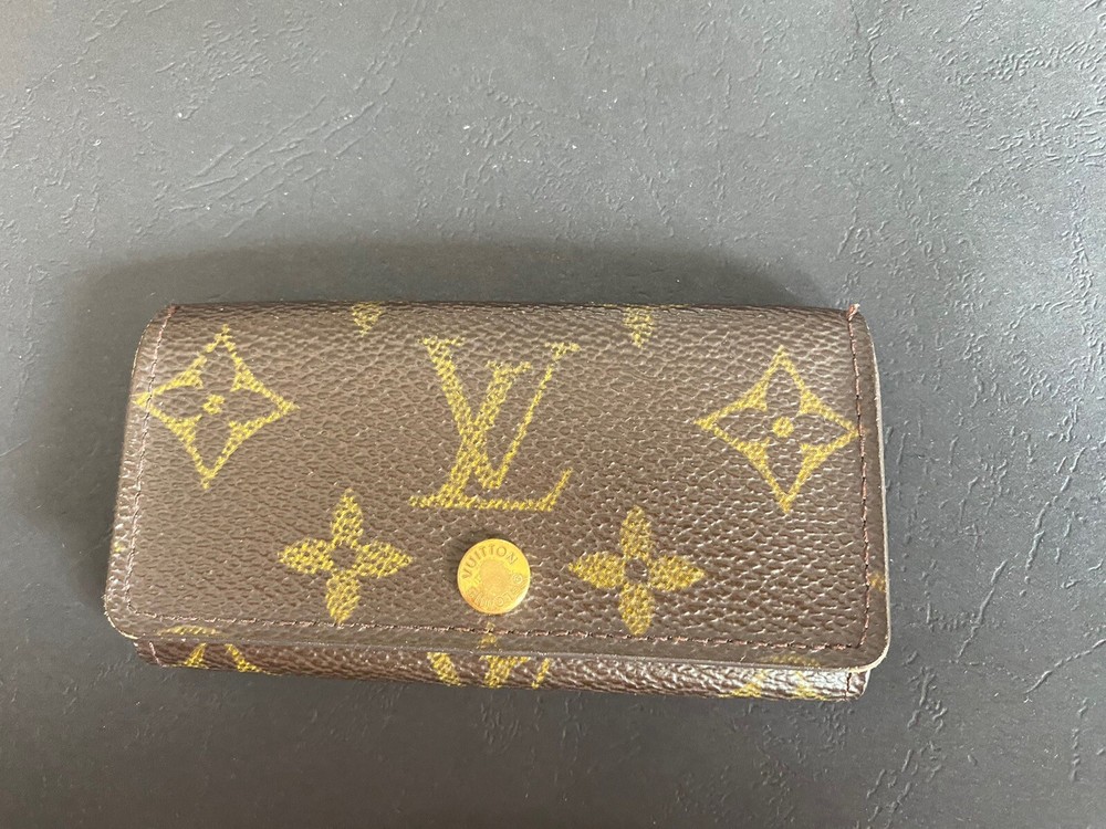 Louis Vuitton Monogram Key Holder with 6 Key Rings and Leather Trim  
