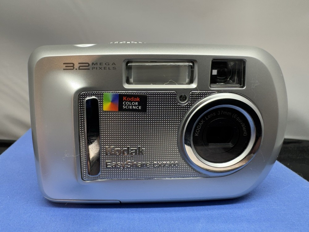 Kodak EasyShare CX7300 3.2 MP Digital Camera - Silver  W/ Carry Case