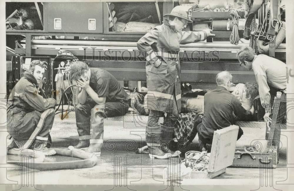 1973 Press Photo Firemen Overcome by Smoke at Reading Business Block
