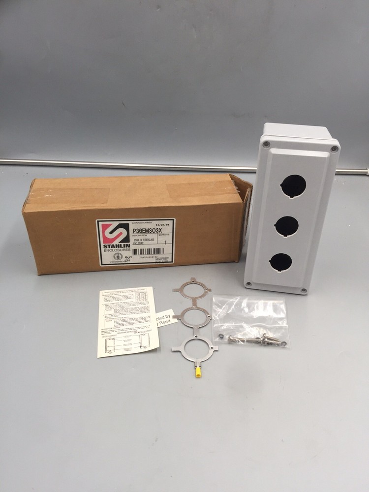 NEW SIEMENS P30EMSO3X PUSHBUTTON ENCLOSURE 30 MM NEMA 4X FREE 2 DAY AIR BUY NOW-image