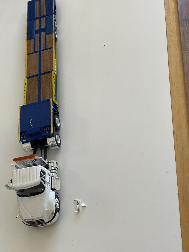 UNITED RENTALS Collectors International semi 1:32 With Flat Bed