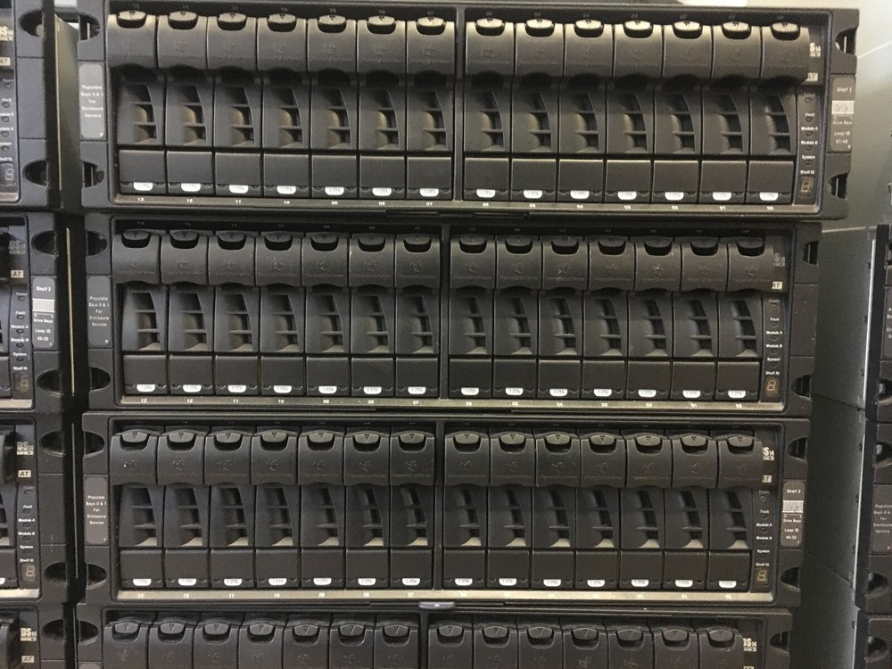 Hard Disk Shelf / Array NetApp DS14MK2-AT incl 14x1TB 7200 RPM SATA Disk Drive