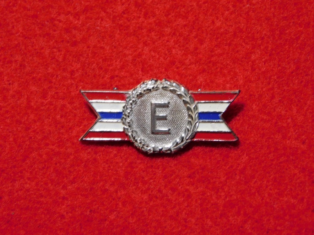 VINTAGE WWII STERLING SILVER ARMY NAVY PRODUCTION AWARD E PIN