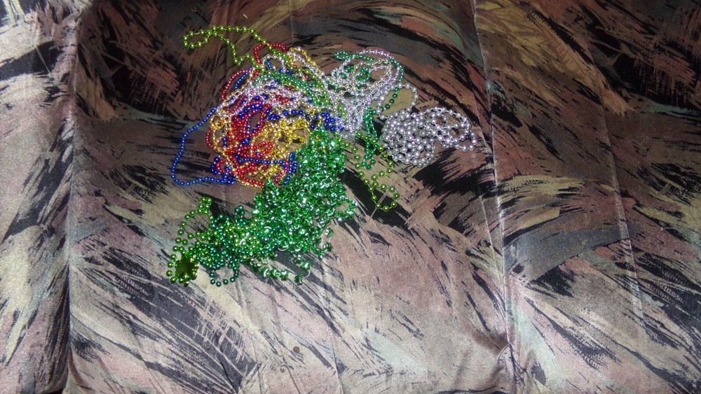 19 MARDI GRAS BEADS NECKLACES MOTORCYCLE BIKE RALLY THROW BEAD BIRTHDAY PARTY