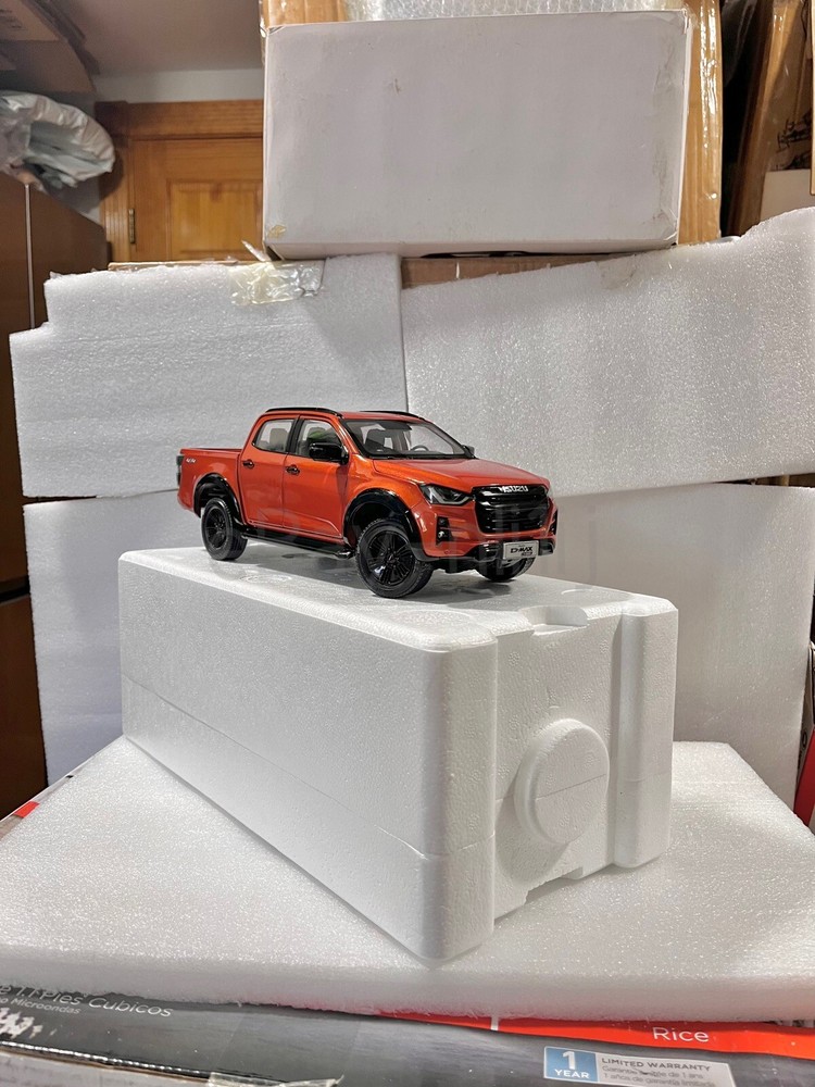 1:18 Scale Isuzu D-MAX Pickup Truck Diecast Model Car