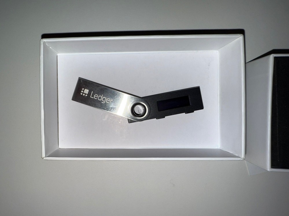 Ledger Nano S Cryptocurrency Bitcoin Hardware Wallet - Matte Black-image