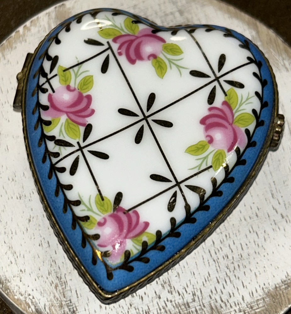 VTG Porcelain Je t'aime Love Heart Shaped Trinket Pill Box Floral Limoges Style