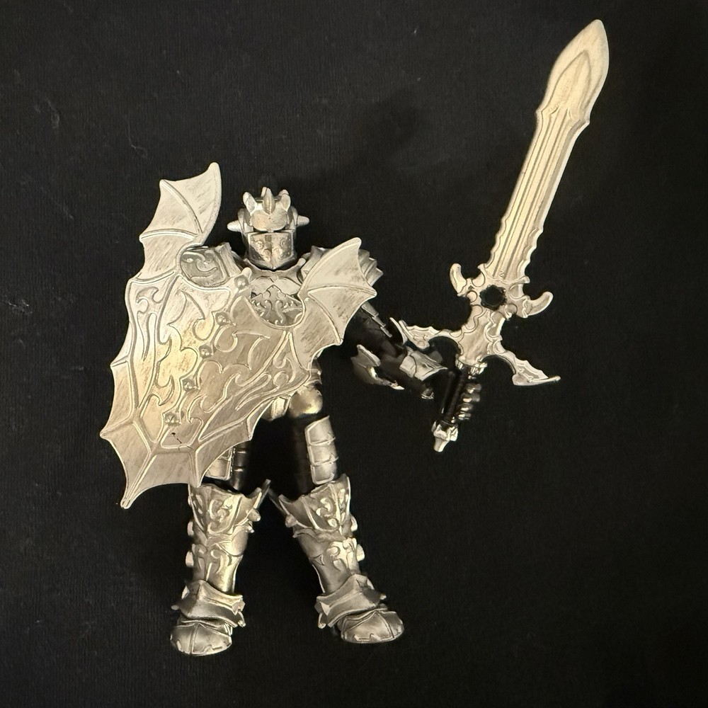 Mega Bloks Mag Warriors Magnetic with LiGHT UP EYES Hawkblade Action Figure 9013