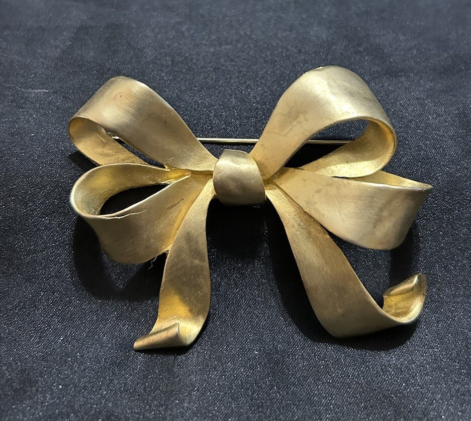 Oversized Bow Brooch Women’s Brushed Gold Tone Minimalist Christmas Pin Jewelry