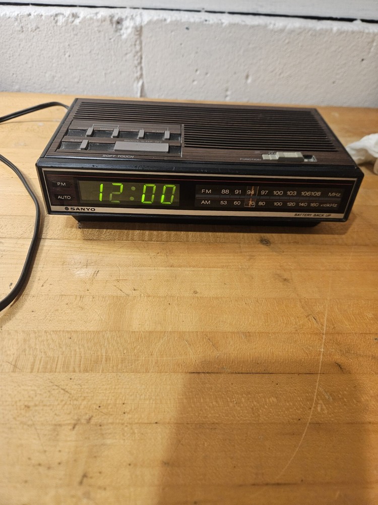 Sanyo AM/FM Radio Digital Alarm Clock RM 5008 Wood Grain Tested&Works