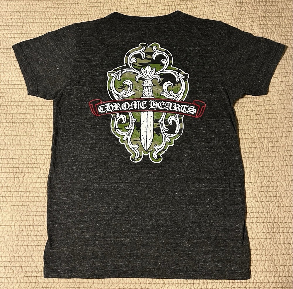 RARE Vintage CHROME HEARTS 2006 Camo Dagger Scroll V-Neck T Gray Medium