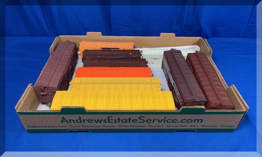 LIONEL & OTHERS O-27 O-GAUGE TRAIN PRE WAR & POST WAR BOXCAR LOT - FREE SHIPPING