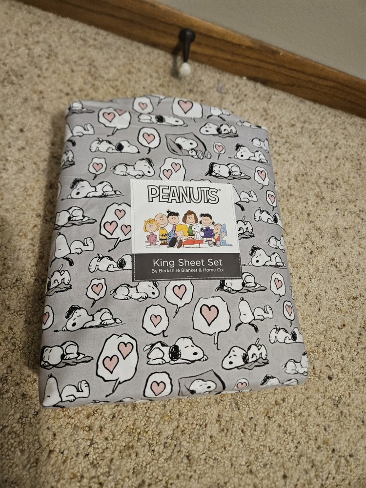 Snoopy Peanuts King 4-Piece Sheet Set in Gray Hearts for Valentine’s Day