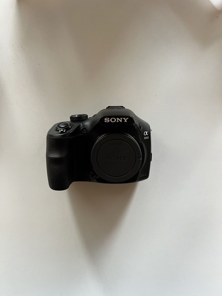 Sony Alpha A3000 20.1MP Mirrorless SLR-Style SHUTTER LESS THAN 500