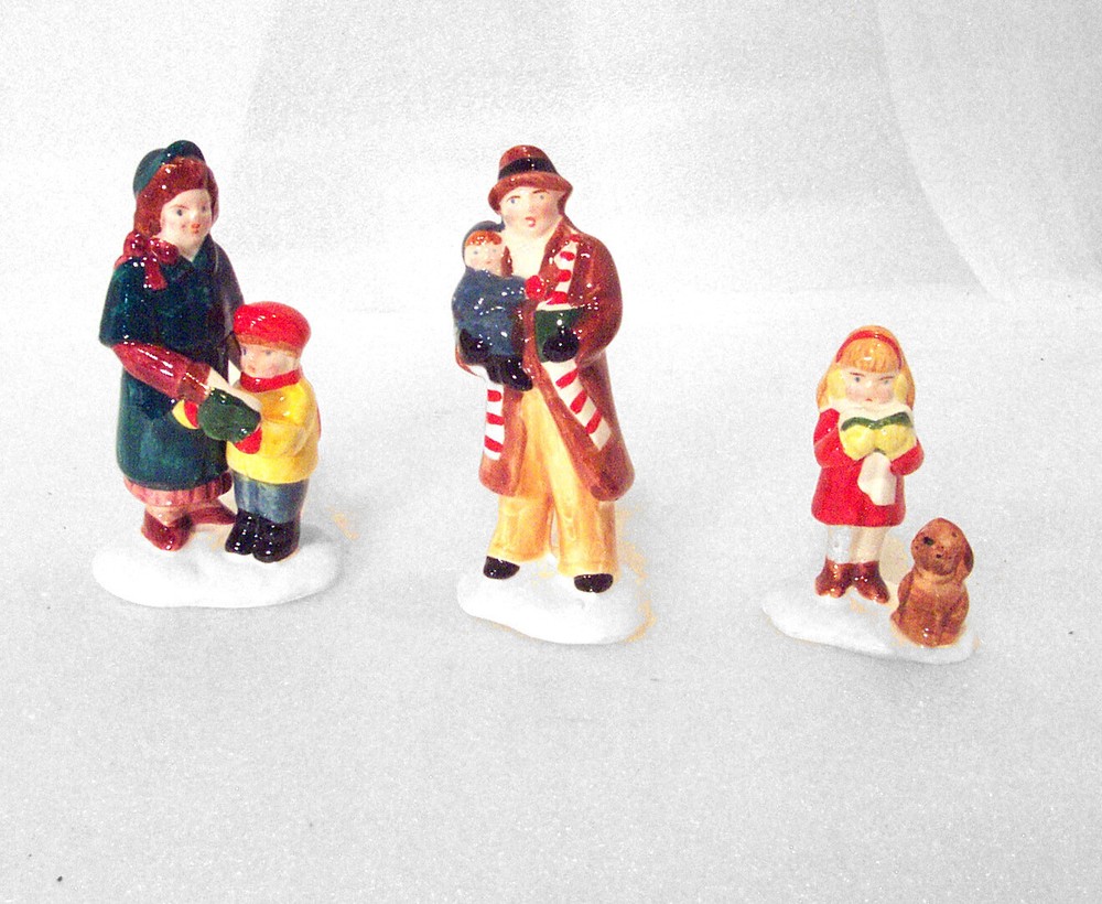 Department 56 Caroling Family Christmas Village Set with Children and Dog 5105-5