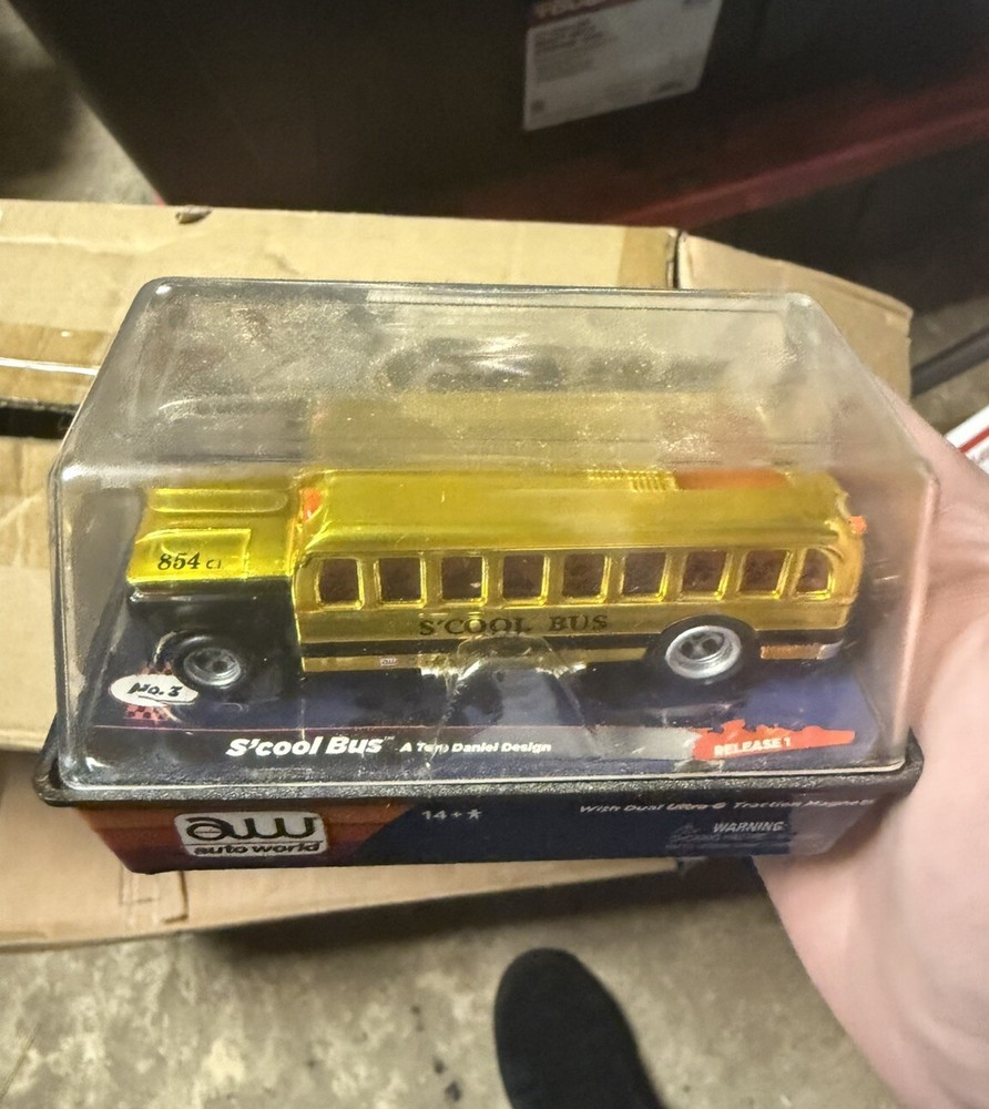Auto World Ho Slot Car Scool Bus Bright