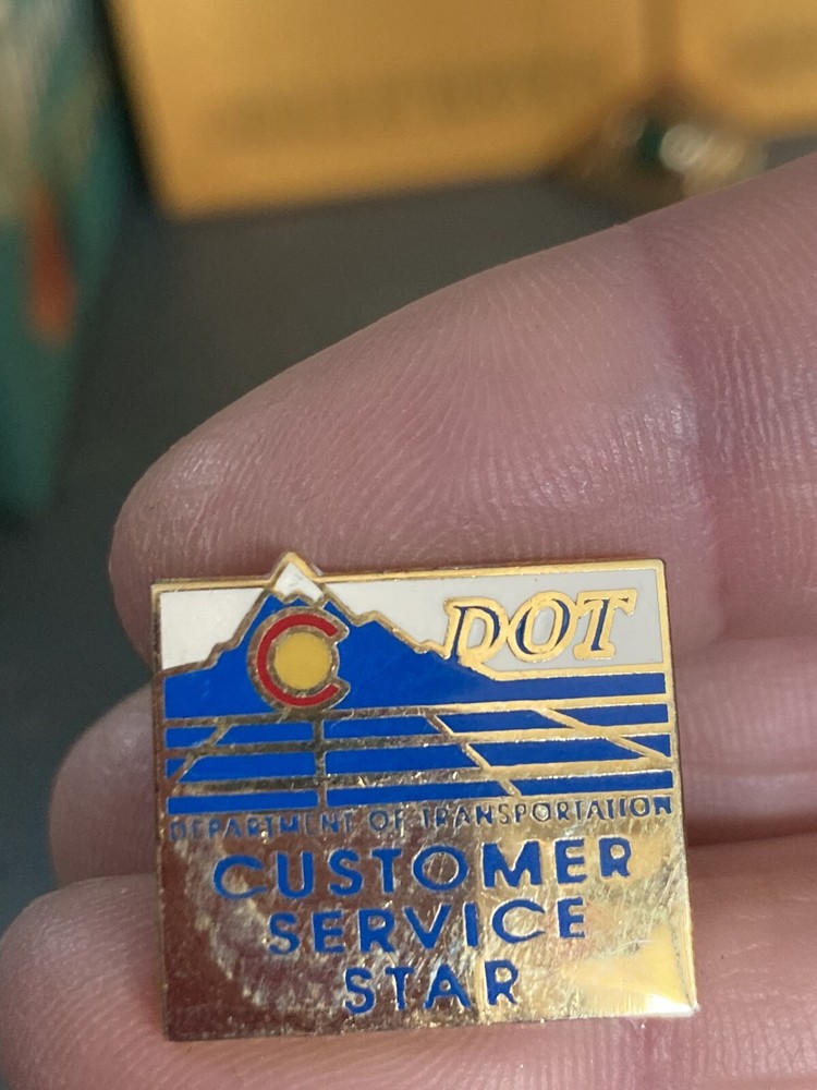 DOT customer service star department of Transportation Lapel Pin K531-image
