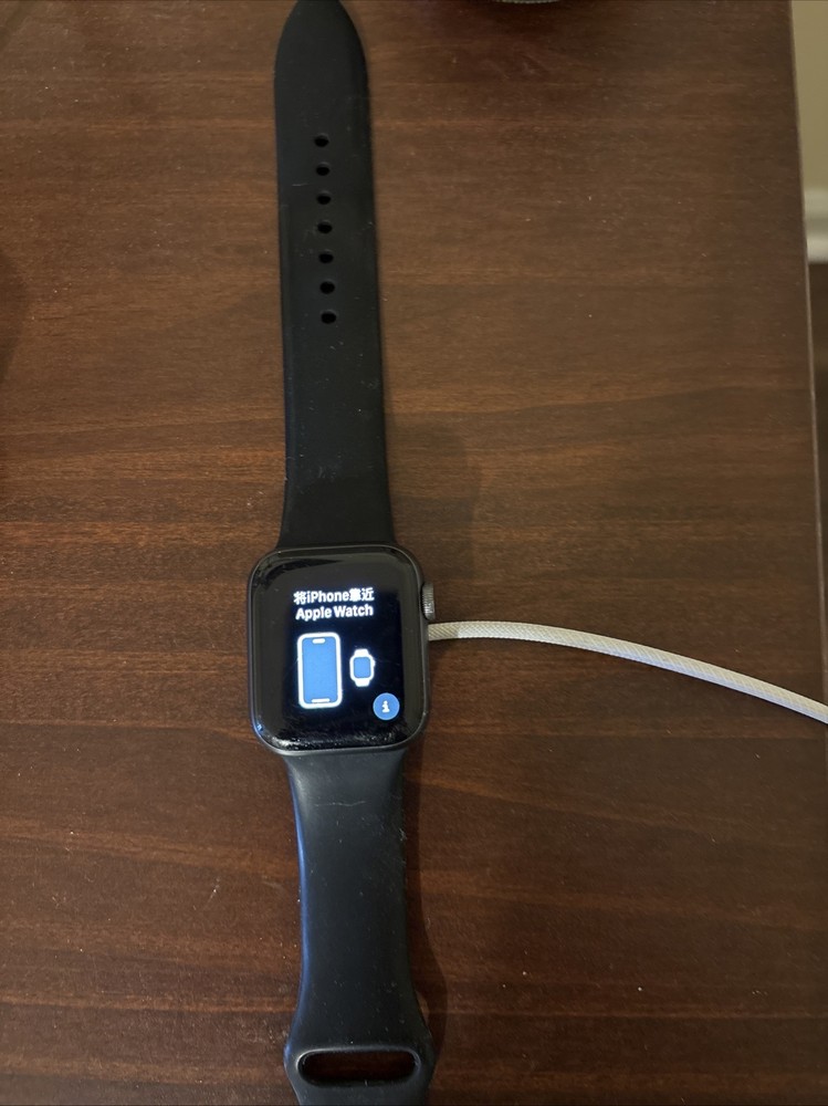 Apple Watch Series 4 40mm Space Gray Aluminum Case Black Sport Band