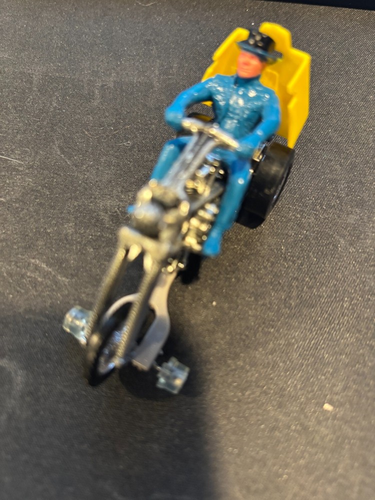 HOT WHEELS RRRUMBLERS DEVILS DEUCE W/ BLUE TOPS RIDER & GUIDE VERY NICE!!!