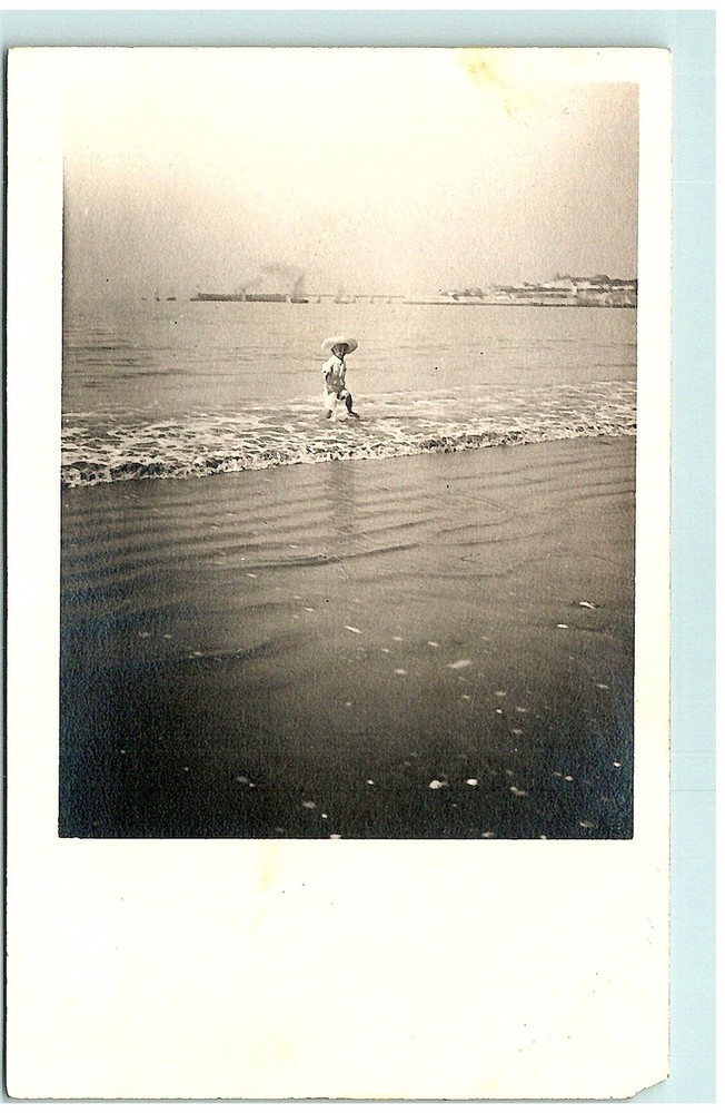 S02-0039, NIÑO JUGANDO EN EL AGUA, FOTO POSTAL REAL.