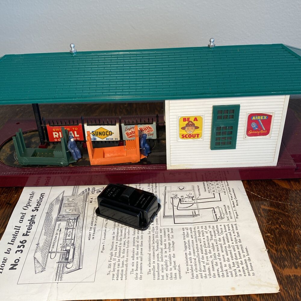 Lionel 356 VTG Postwar Automated Freight Station w OEM Baggage Carts & men-image