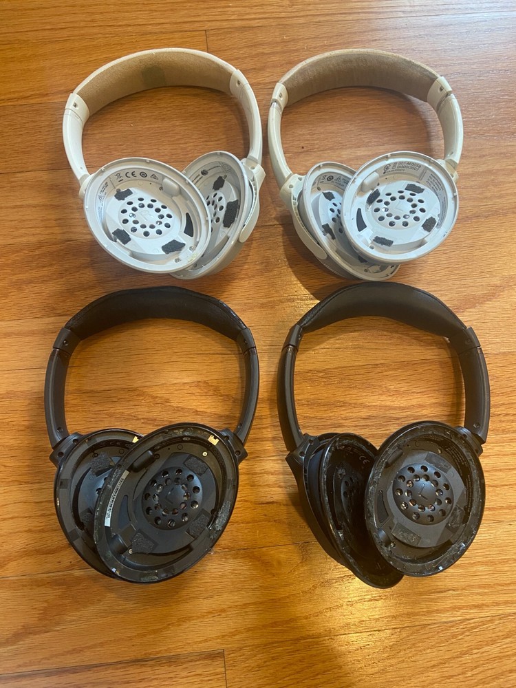 lot of 4 BOSE SOUNDLINK  BLUETOOTH HEADPHONES     as is read fully