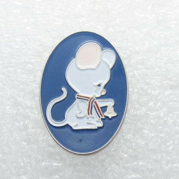 Cute Kitten Holding a Bell Lapel Pin (B435)